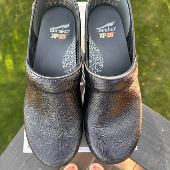 Dansko XP 2.0 Leather Clogs- LIKE NEW - Picture 2 of 7